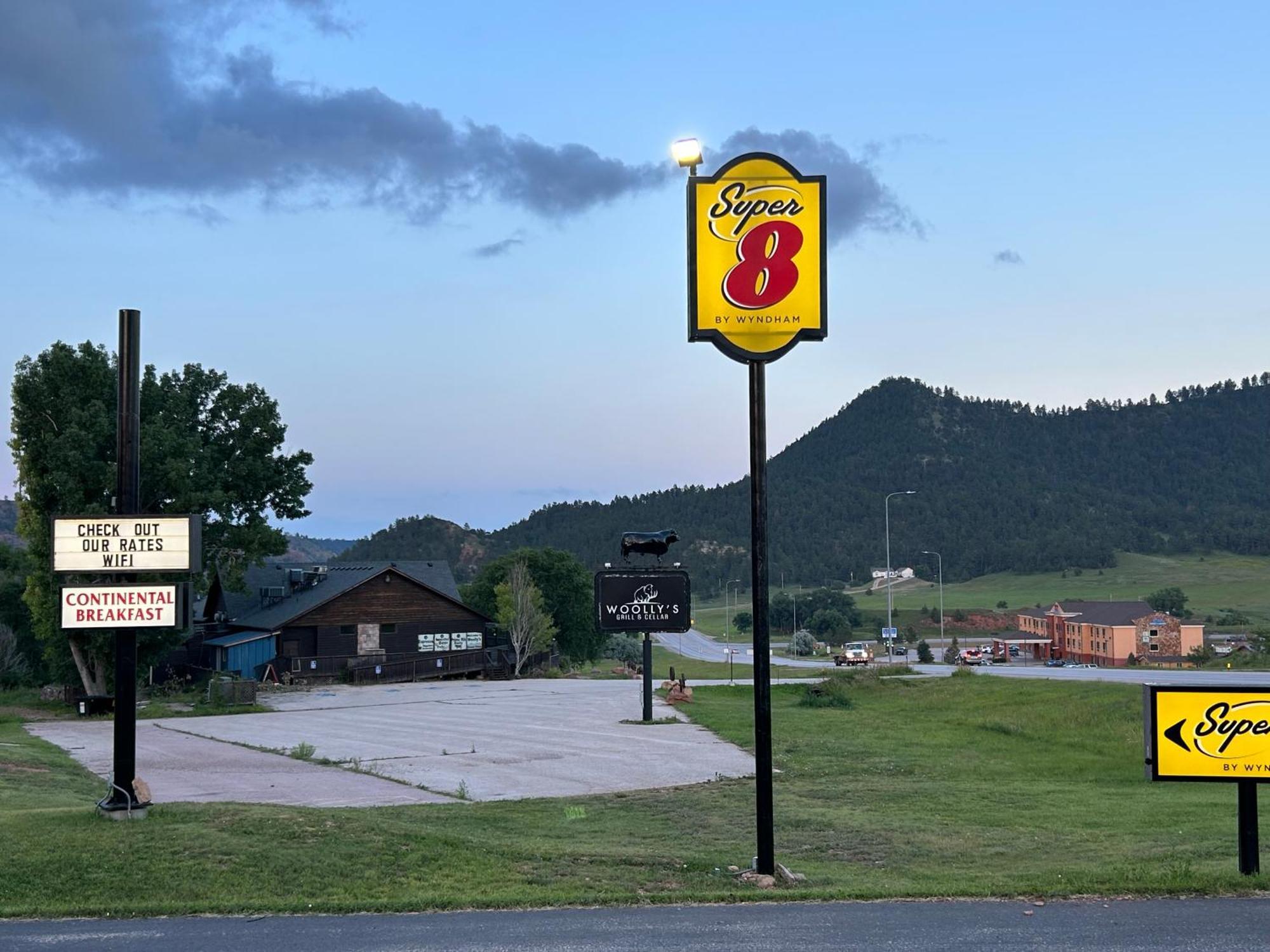 Super 8 By Wyndham Hot Springs Exterior foto