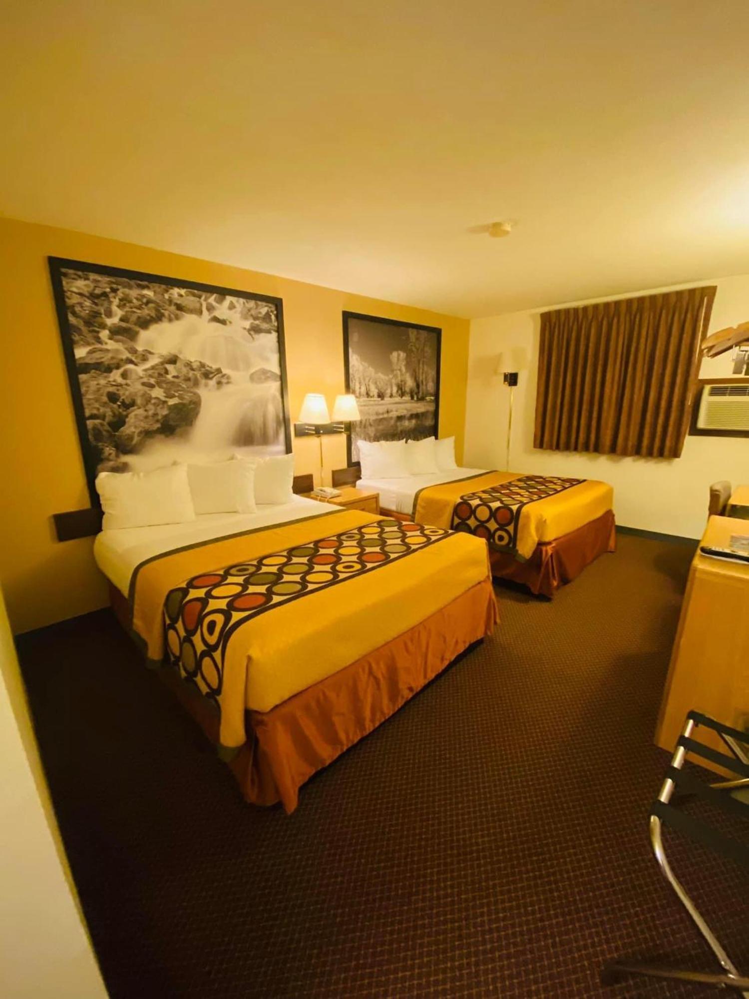 Super 8 By Wyndham Hot Springs Exterior foto